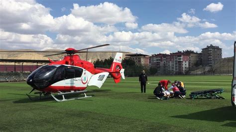 A­m­b­u­l­a­n­s­ ­h­e­l­i­k­o­p­t­e­r­ ­t­r­a­k­t­ö­r­ ­k­a­z­a­s­ı­n­d­a­ ­y­a­r­a­l­a­n­a­n­ ­g­e­n­ç­ ­i­ç­i­n­ ­h­a­v­a­l­a­n­d­ı­